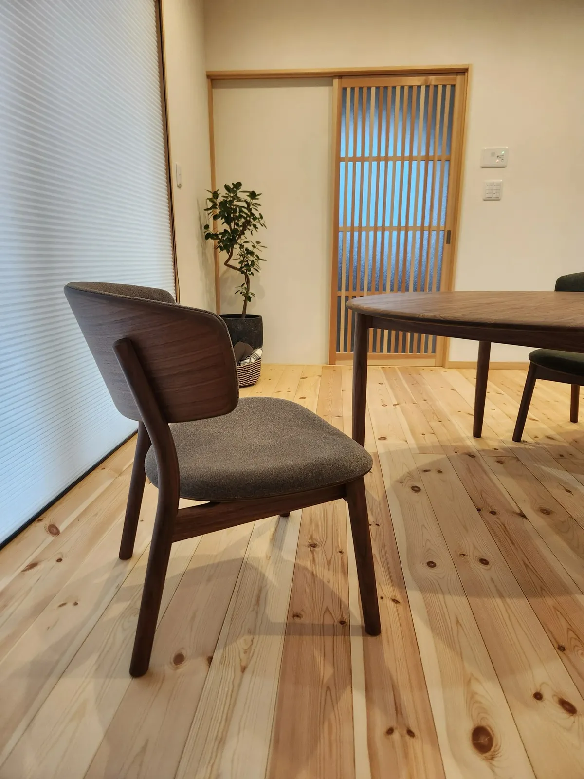 低くて広い椅子